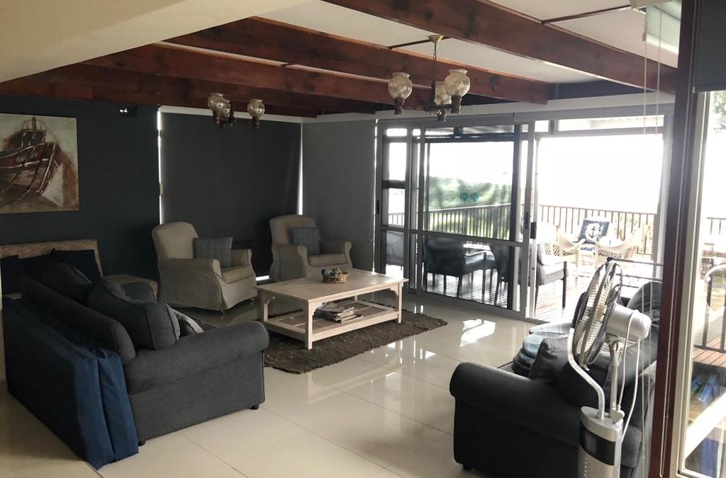 Scottburgh:  4 bedroom – 3 bathroom Home with dstv, fully equipped kitchen, pool, stunning sea views.